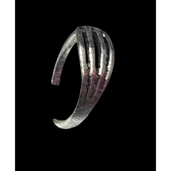 Gothic Skeleton Hand Silver Tone Fashion Ring Size 5 1/2 - Picture 10 of 14